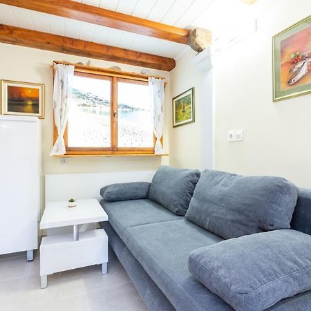 Apartment Sepat With Free Parking Place In Baska Dış mekan fotoğraf